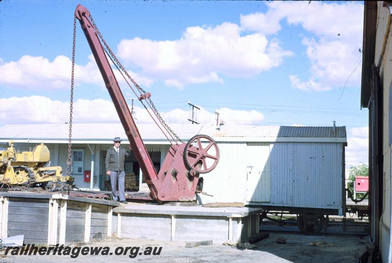 T00039
DW class 6810, four wheel workers  van, Platform crane, Meckering, EGR line
