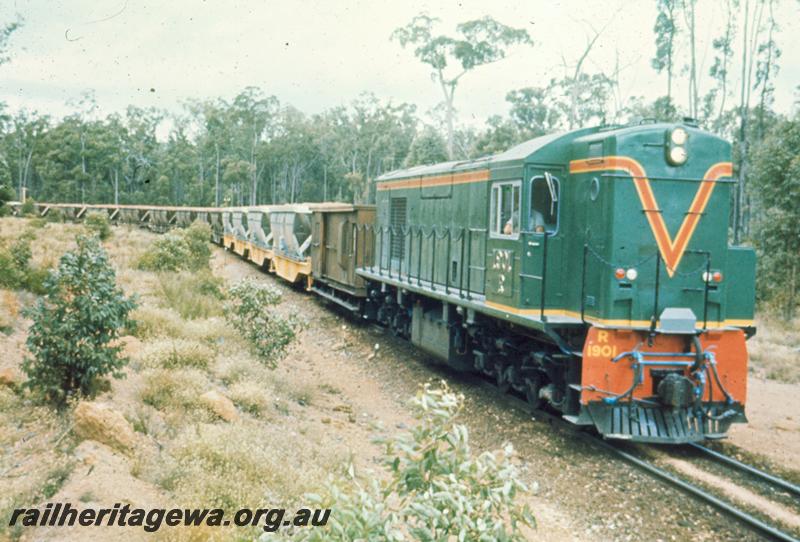 T00061
R class 1901, XB class wagons, Jarrahdale line, on bauxite train
