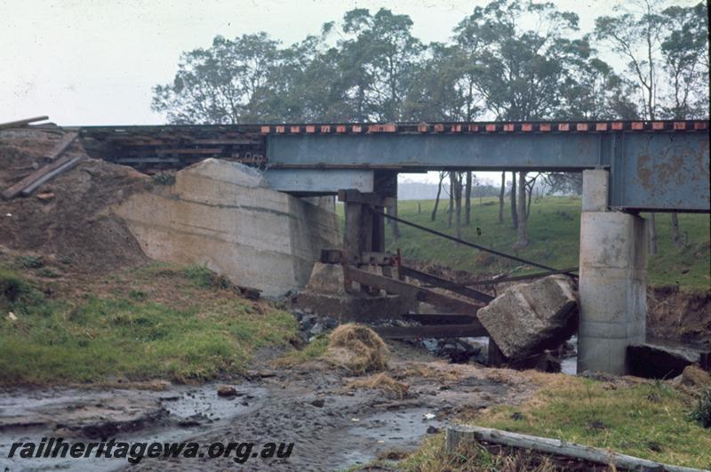 T00097
Steel girder bridge, SWR line, Collie River Bridge repairs
