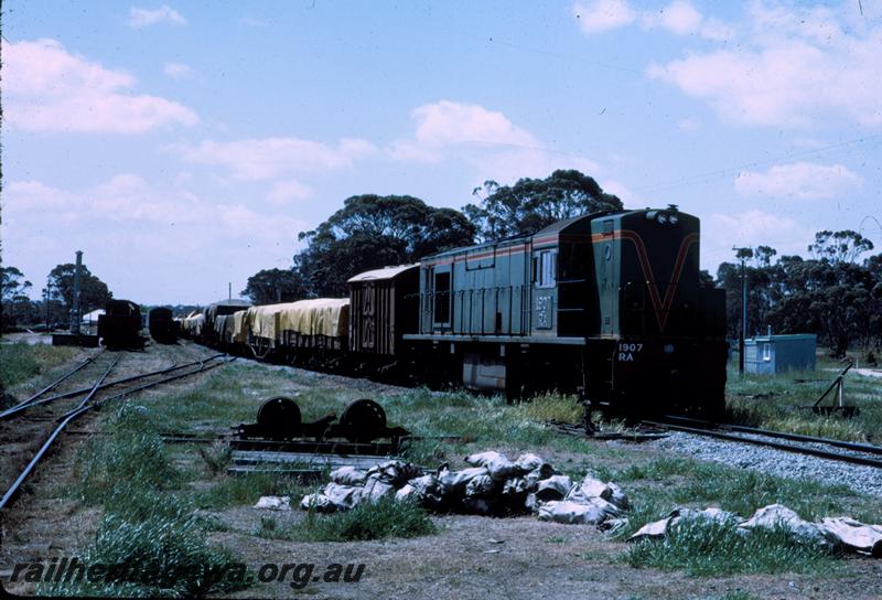 T00107
RA class 1907, Unknown location, on goods train
