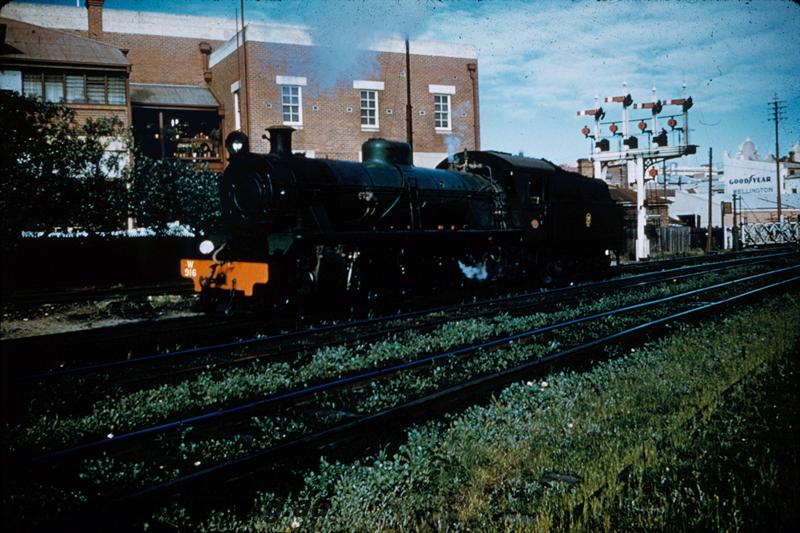 T00125
W class 916, signals, Pier Street crossing, Perth, light engine
