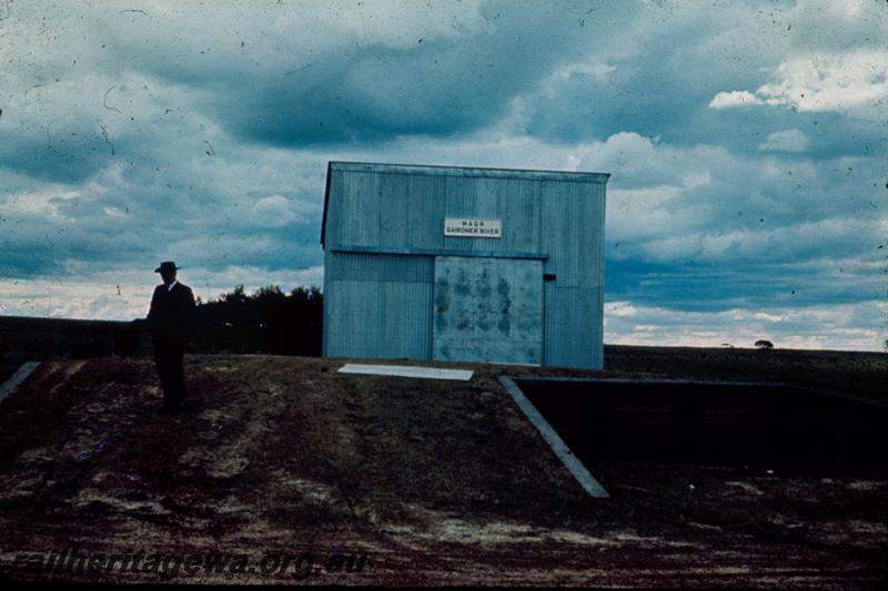 T00127
Shed, Gardner River WAGR Terminal, Mr T. Earnshaw in the foreground.
