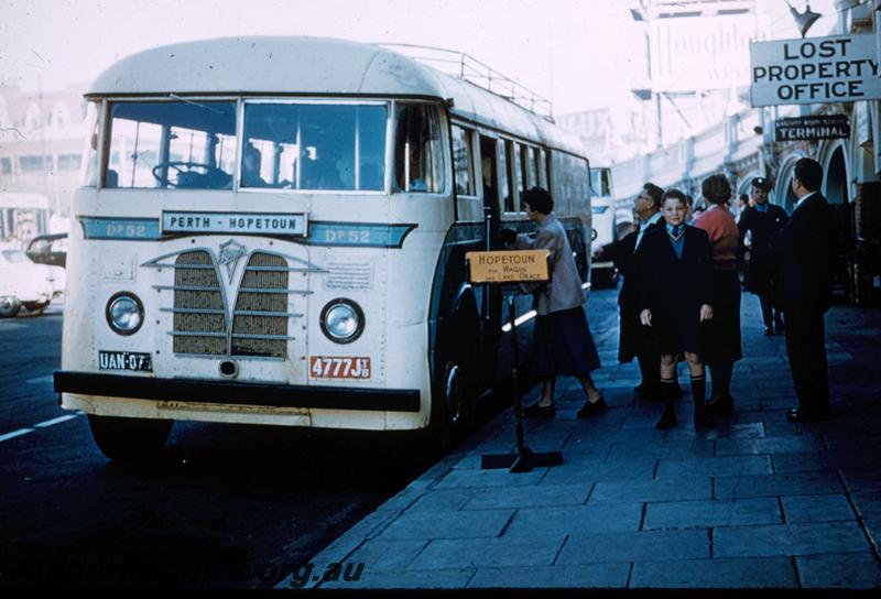 T00158
Railway Road Service Foden bus DP52, Perth Station, on Perth to Hopetoun run
