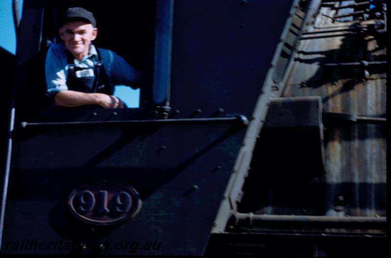 T00267
W class 919, East Perth loco depot, driver at window
