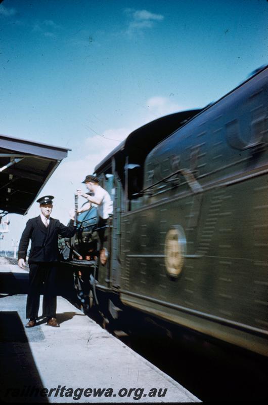 T00278
Station staff exchanging the staff with loco crew, same as T1350
