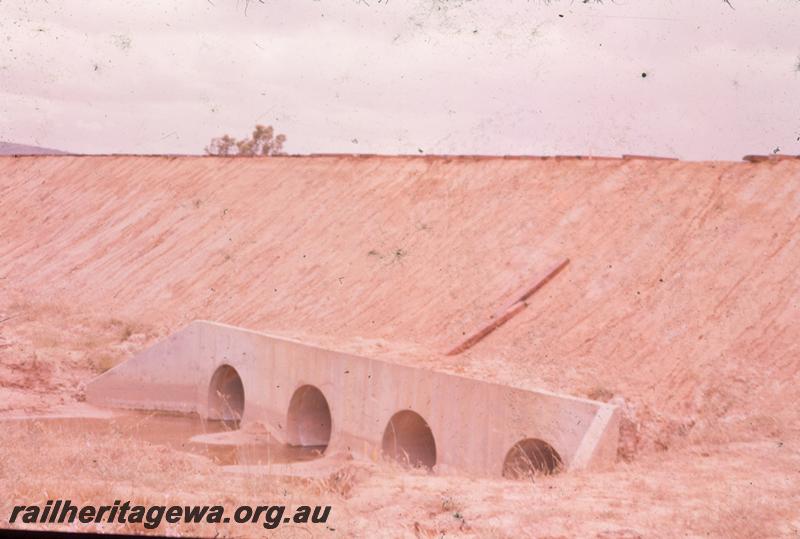 T00304
Standard Gauge construction, Avon Valley line, culvert at parting of line, 19m
