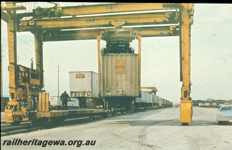 T00460
Mobile container gantry crane, location possibly in the USA, lifting container off a wagon
