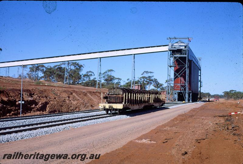 T00608
WF class standard gauge flat wagons, (later reclassified to WFDY), loaded with sleepers, iron ore loading bins, Koolyanobbing, Standard Gauge
