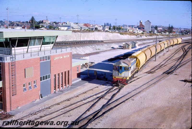 T00613
J class loco, grain wagons, Yardmaster's office, Leighton, looking south
