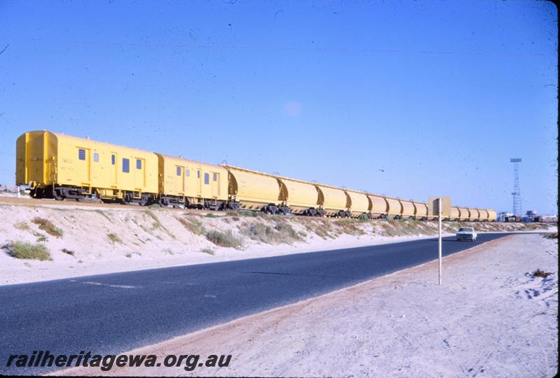 T00614
Standard Gauge brakevans, grain hoppers, Leighton
