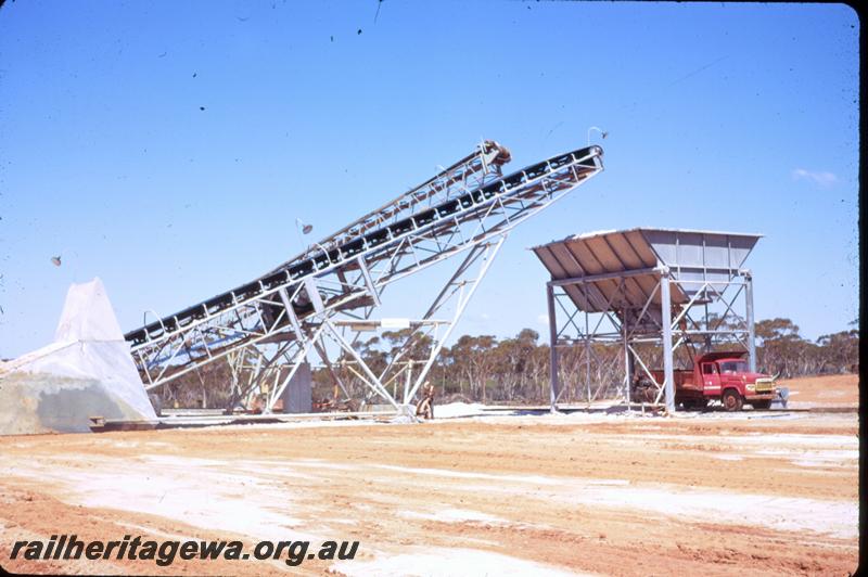 T00698
Salt loading equipment, Lake Lefroy
