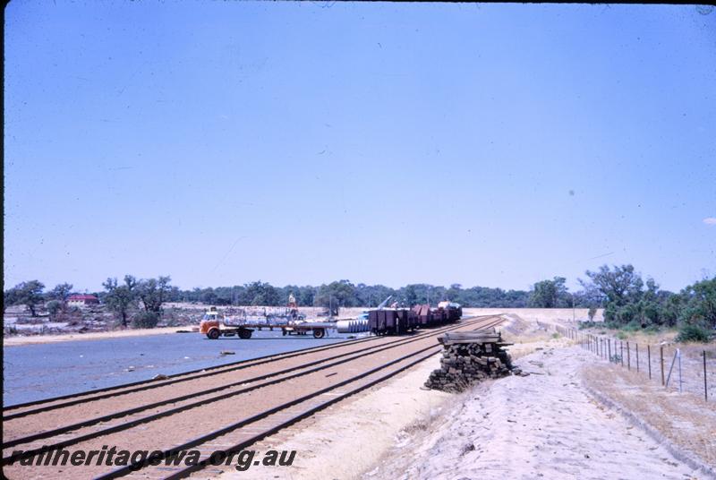 T00744
Siding, narrow gauge, Bibra Lake, Standard Gauge In background
