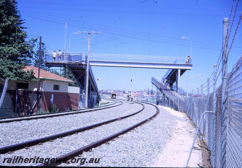 T00752
Footbridge, over narrow and Standard Gauge, to the Fisherman's Harbour, Fremantle
