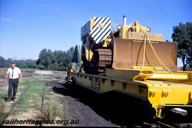 T00776
Wreckmaster rerailing bulldozer on Standard Gauge WSA class 30119 flat wagon, Midland
