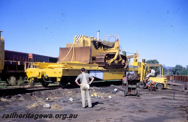 T00778
Wreckmaster rerailing bulldozer on Standard Gauge WSA class 30119 flat wagon, Midland

