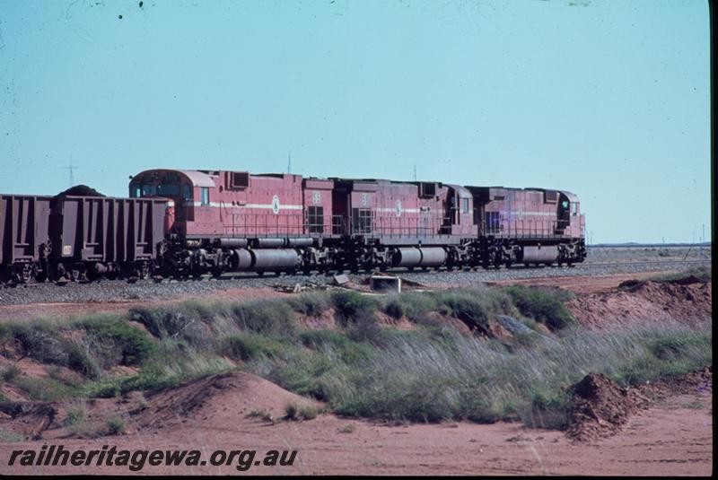 T00878
Mount Newman Mining locos, triple heading, on iron ore train
