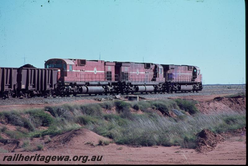 T00878
Mount Newman Mining locos, triple heading, on iron ore train
