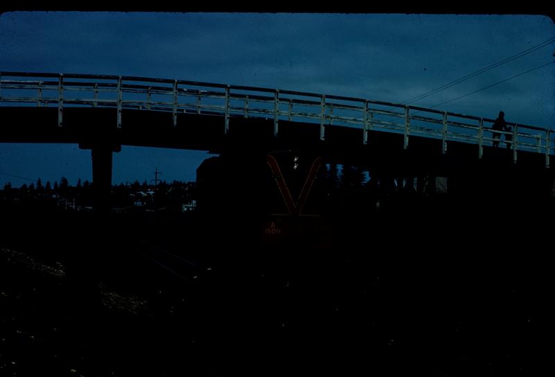 T00921
A class 1509, road over bridge, 
