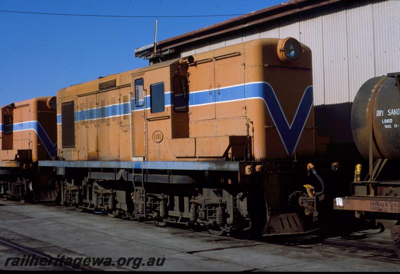 T00967
Y class 1101, orange livery, side and front view.
