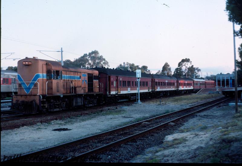 T00972
H class 5, NSWGR carriages, East Perth Terminal, 