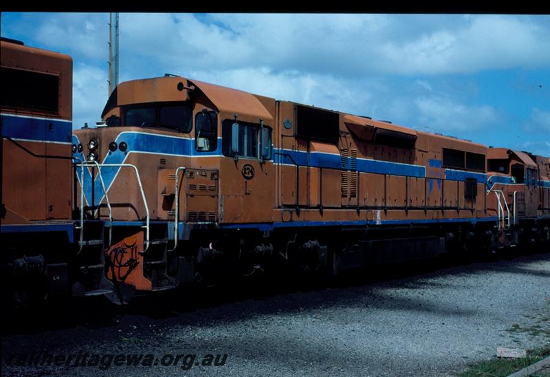 T00989
L class 274, orange livery, front and side view
