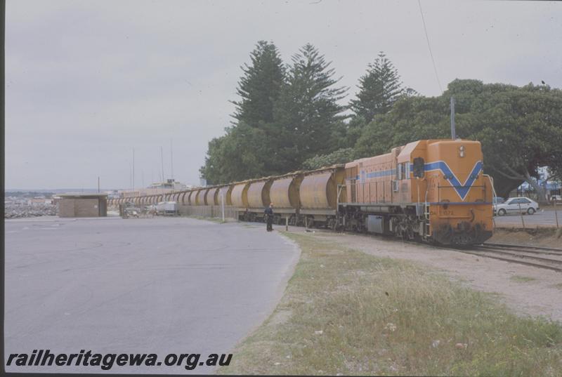 T00996
DA class 1572, mineral sands train ex Eneabba arriving at Geraldton, NR line
