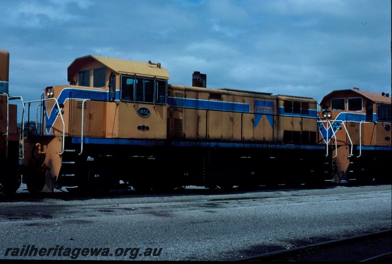 T01019
M class 1852, orange livery, front and side view
