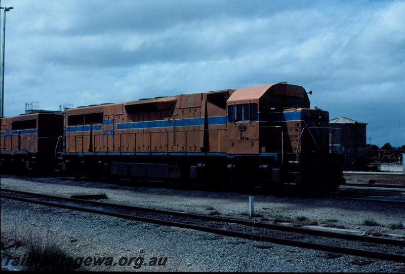 T01021
L class 259, orange livery, side and front view.
