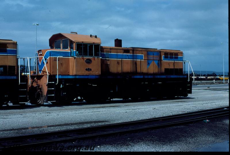 T01022
MA class 1862, orange livery, front and side view.
