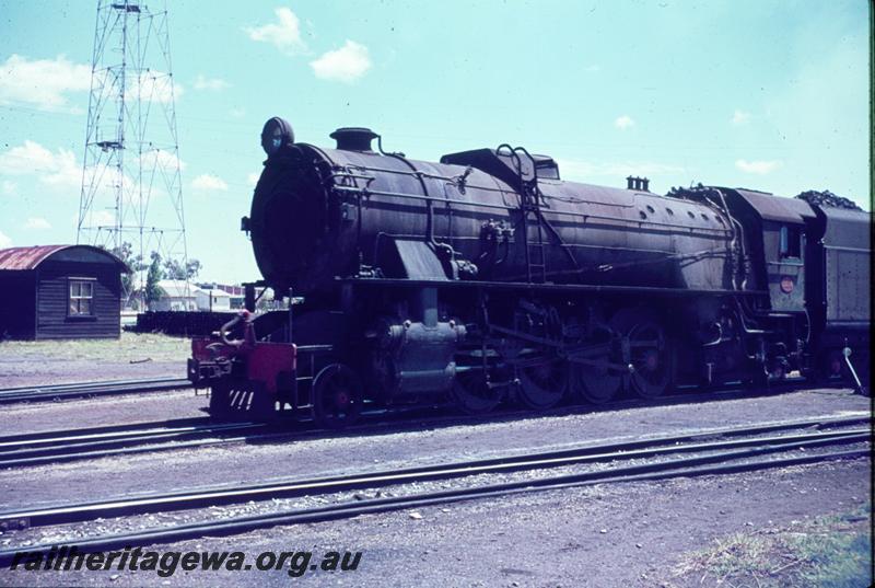 T01057
V class 1214, front and side view
