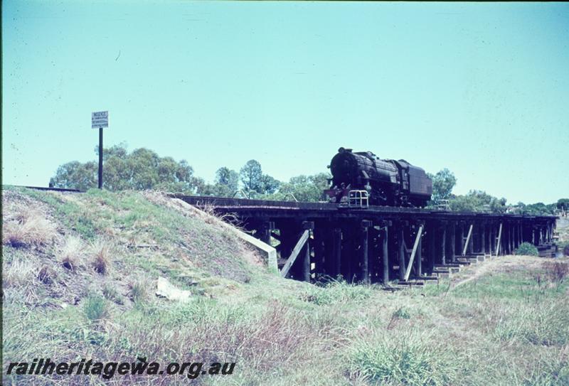 T01065
V class, trestle bridge, Guildford, light engine
