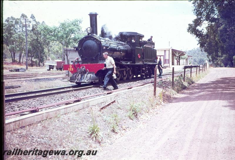 T01074
G class 123, crew member oiling the loco, station building, Parkerville, ER line, on light engine trial to Chidlow after a general overhaul
