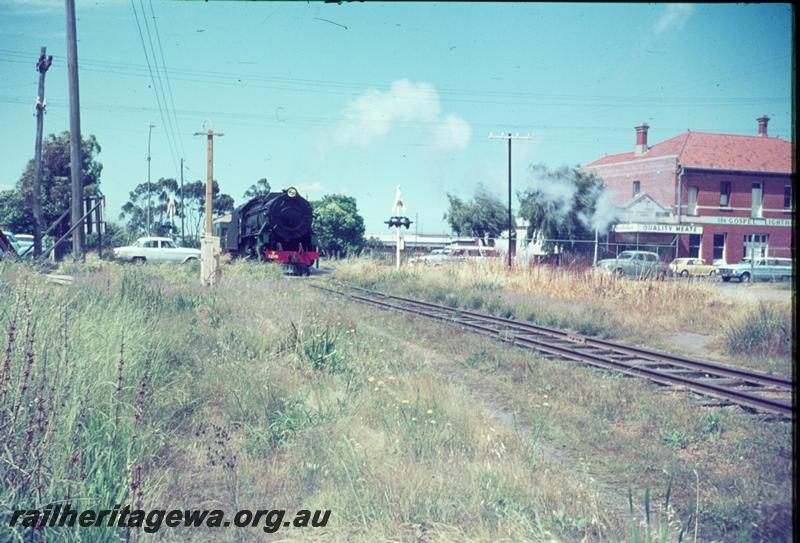 T01077
V class 1216, crossing Great Eastern Highway on old MRWA line, Midland, ALT class 5 first vehicle
