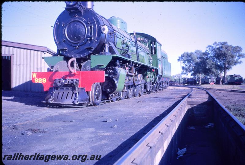 T01125
W class 928, loco pit
