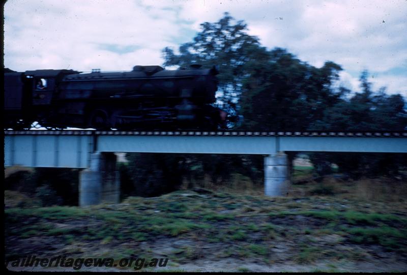 T01133
V class, steel girder bridge
