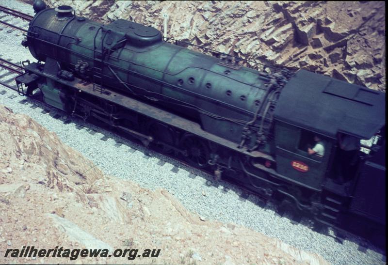 T01145
V class 1216, Windmill Hill Cutting, looking down on loco
