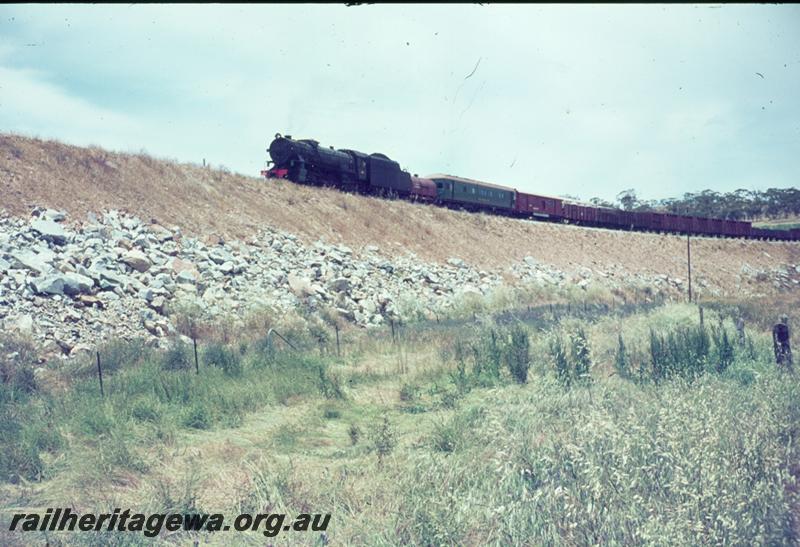 T01146
V class 1216, on dual gauge track just out of Toodyay, Avon Valley Line
