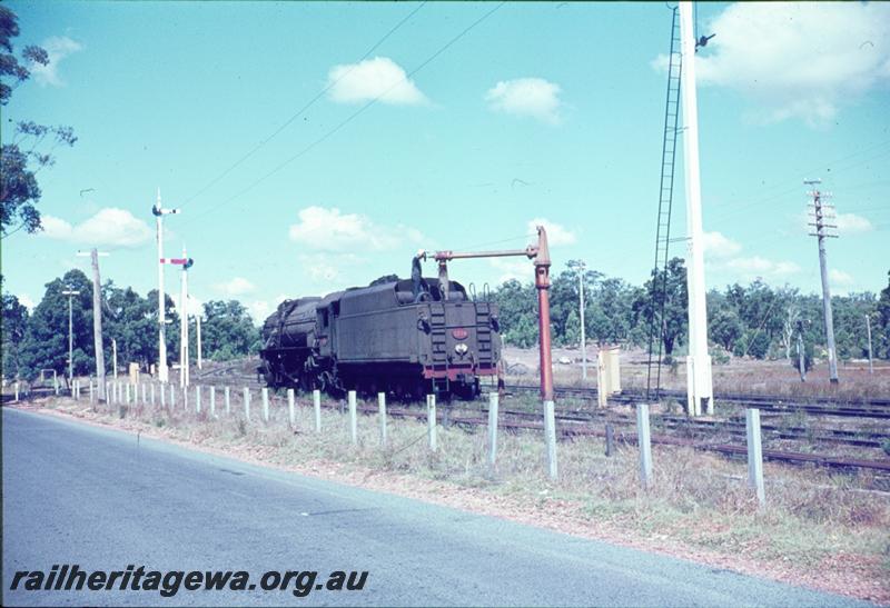 T01150
V class 1214, water column, Chidlow, ER line, taking water, view from the rear of the tender.
