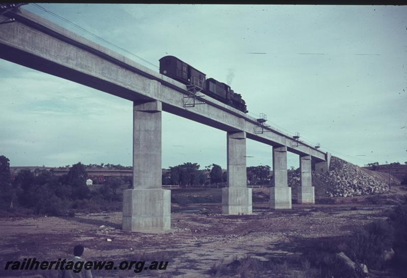 T01192
Concrete bridge, Northam, loco & brakevan crossing Avon River on narrow gauge line
