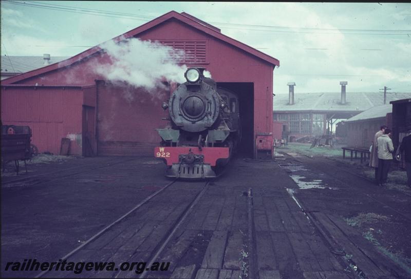 T01211
W class 922, Bunbury, front view of loco, roundhouse in background.
