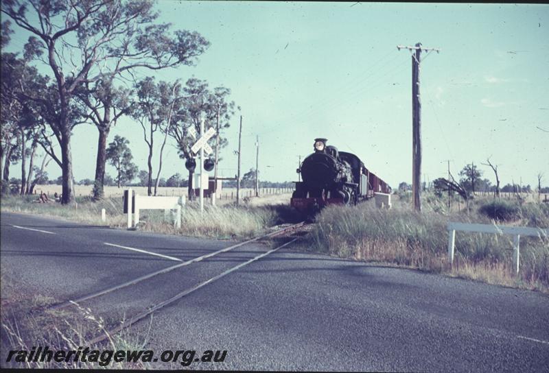 T01212
PMR class 735, Pinjarra, SWR line, crossing South West Highway
