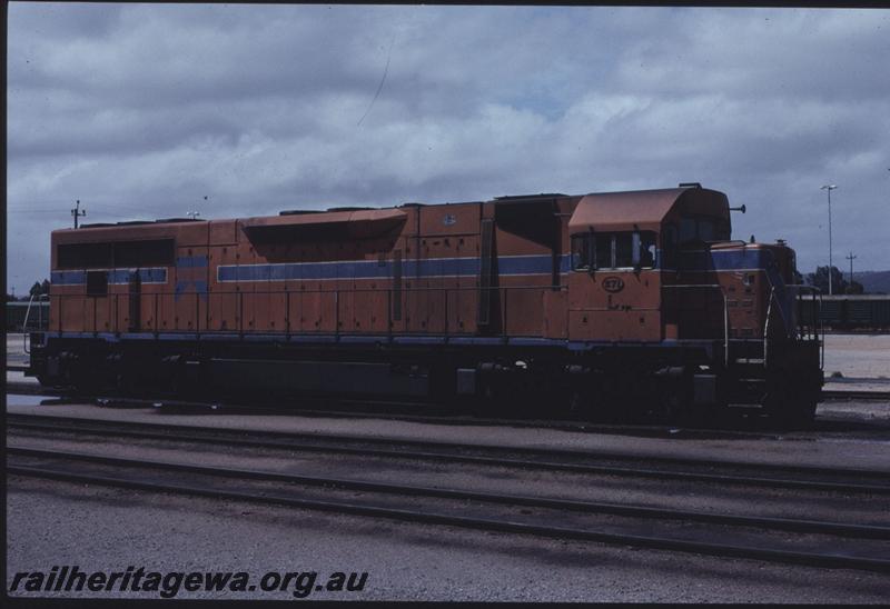 T01300
L class 271, orange livery, side and front view.
