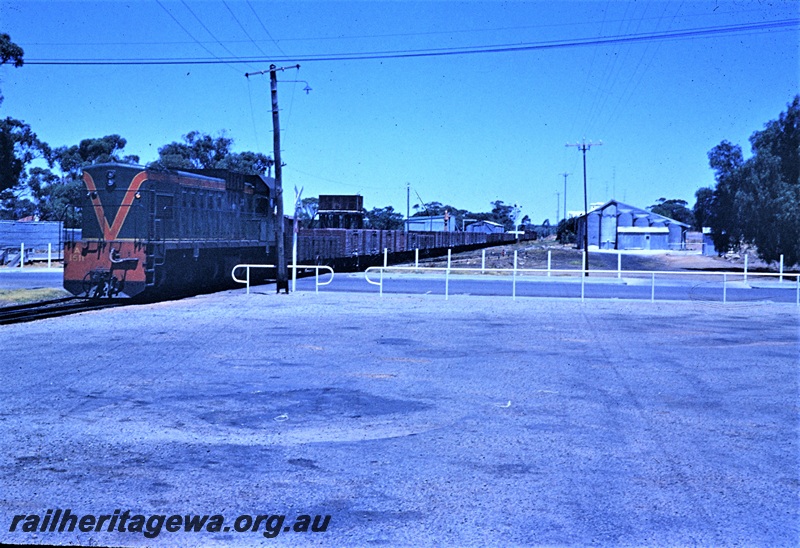 T01305
A class 1508, level crossing, water tower with a 25,000 gallon water tank, 3rd Class goods shed, station building, wheat bins, Beverley, GSR line, goods train
