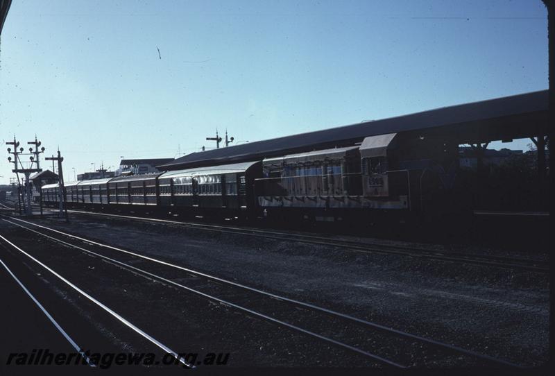 T01331
A class 1501, Perth Station, suburban passenger
