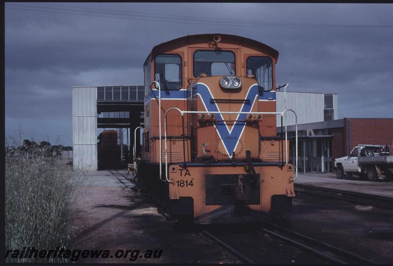 T01333
TA class 1814, orange livery, front view
