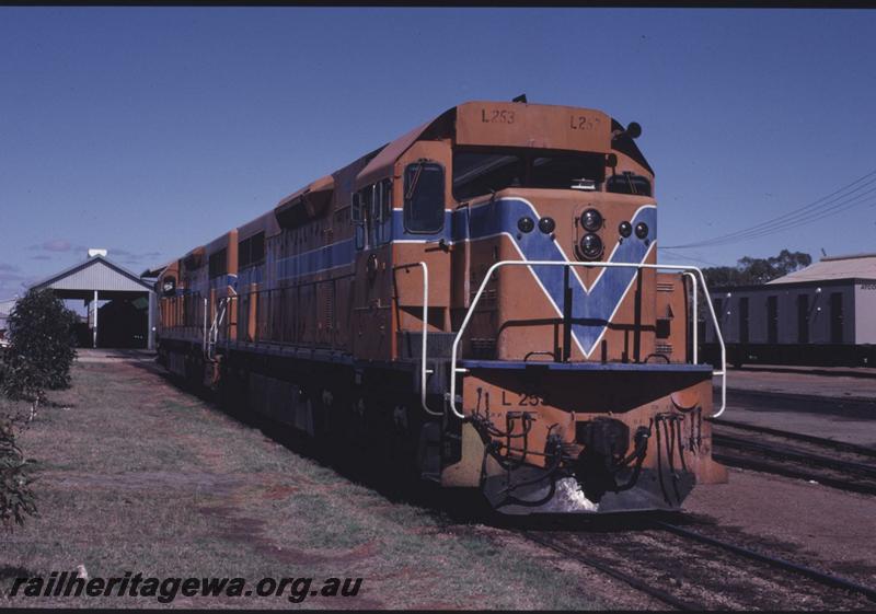 T01338
L class 253, orange livery, front view
