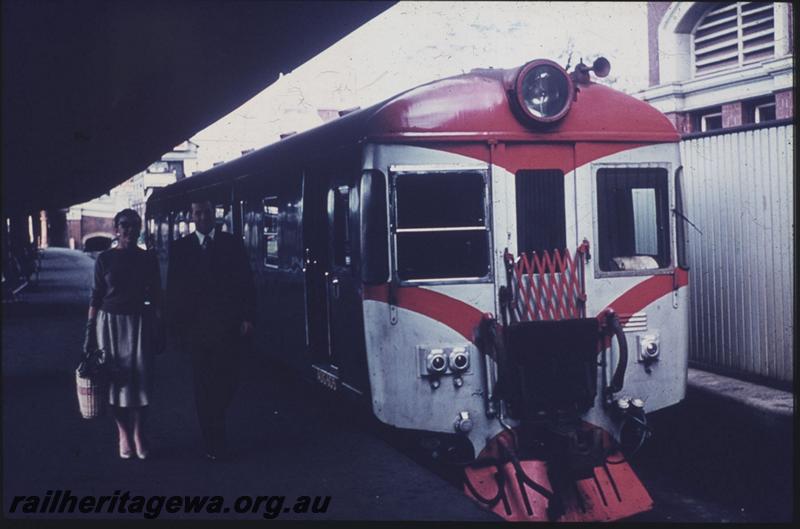 T01341
ADG class 605, white front with red chevrons, Perth Station
