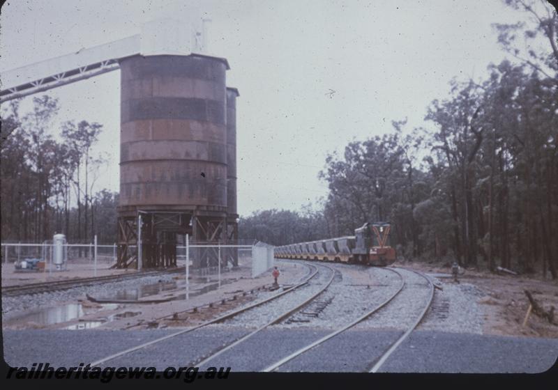 T01469
A class 1506, bauxite train, loading facility, Jarrahdale
