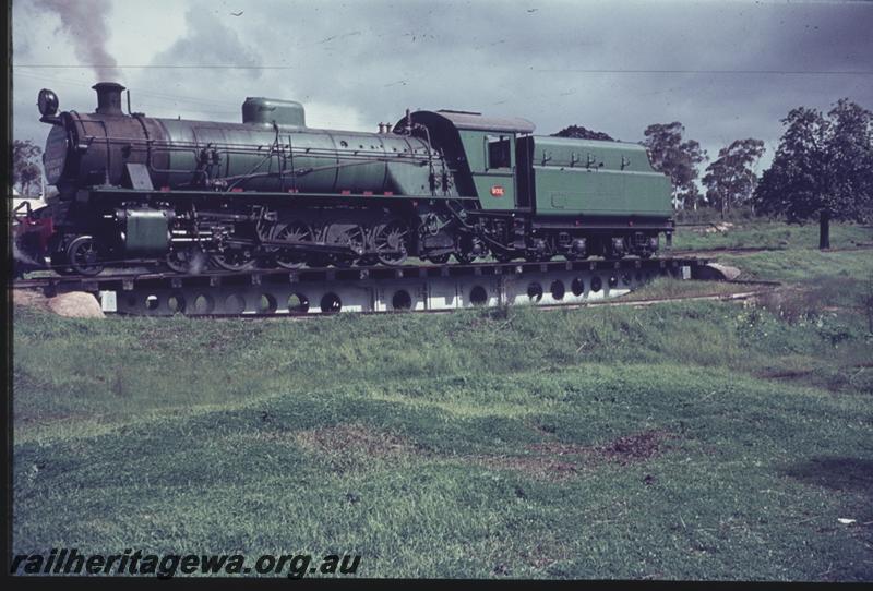 T01587
W class 932, Sellers turntable, Clackline, ER line, being turned
