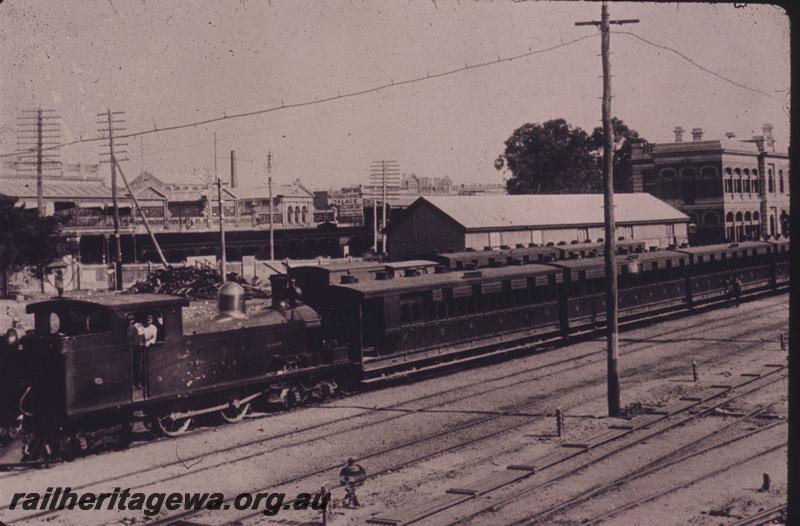 T01639
N class, suburban carriages, Perth Station
